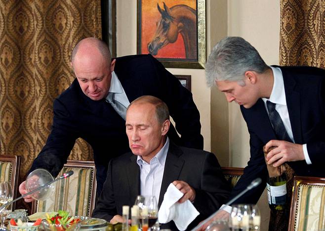 Ravintoloitsijana Jevgeni Prigožin tarjoili monia illallisia presidentti Vladimir Putinille. Kuva vuodelta 2011 kutsuvierasjuhlasta Moskovassa.