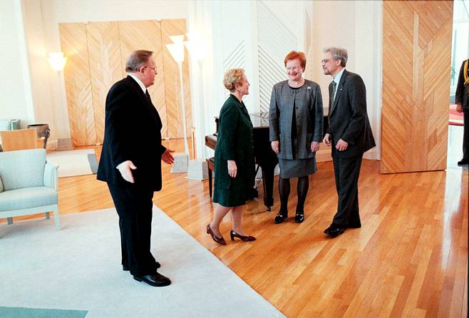 Tarja Halonen vieraili helmikuussa 2000 vaalivoittonsa jälkeisenä päivänä Mäntyniemessä presidenttiparin luona Pentti Arajärven kanssa.