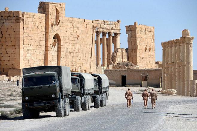 Venäläisiä sotilaita partioi Palmyran antiikkiraunioilla Syyriassa kesällä 2016. Wagnerin taistelijoita osallistui kaupungin valtaamiseen.
