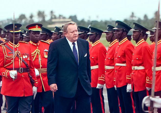Presidentti Martti Ahtisaari tarkasti kunniakomppanian Dar es Salaamin lentokentällä toukokuussa 1997.