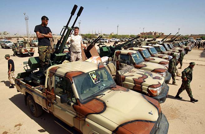 Libyan kapinallisarmeija kokosi joukkojaan Benghazin lähistöllä kesäkuussa 2020. Kenraali Khalifa Haftarin joukot ovat saaneet sisällissodassa tukea Wagnerin taistelijoilta.