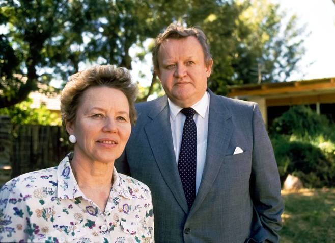 YK:n Namibian-erityisedustaja Martti Ahtisaari  ja rouva Eeva Ahtisaari Windhoekin-kotinsa edessä 1. huhtikuuta 1989.