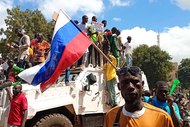 Mielenosoittajat kantoivat Venäjän lippuja pääkaupunki Ouagadougoussa lokakuussa 2022, kun maassa oli tehty vuoden sisään toinen sotilasvallankaappaus.