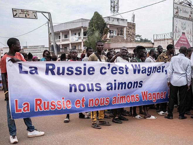 Mielenosoittajat osoittivat kannatustaan Venäjälle ja Wagnerille Keski-Afrikan tasavallan pääkaupungissa Banguissa maaliskuussa 2023.