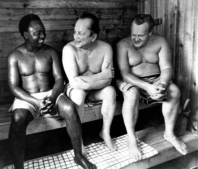 Suurlähettiläs Martti Ahtisaari saunomassa Tansaniassa helmikuussa 1974 ulkoministeri Ahti Karjalaisen ja Tansanian ulkoministerin Samuel John Malecelan kanssa.
