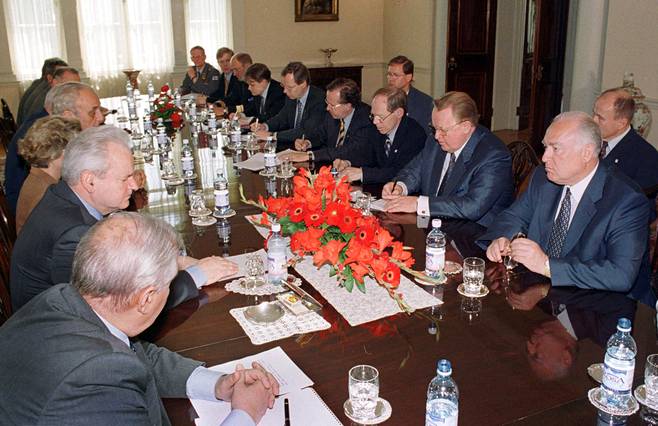 Martti Ahtisaari toimi välittäjänä Kosovon kriisissä. Kesäkuussa 1999 Belgradissa pidetyissä neuvotteluissa vastapäätä istui Jugoslavian presidentti Slobodan Milošević.