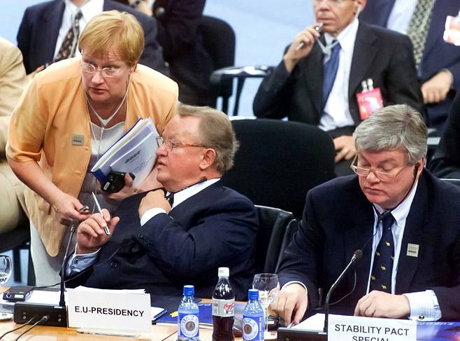 Balkan-huippukokouksen puheenjohtajana toiminut presidentti Martti Ahtisaari keskusteli ulkoministeri Tarja Halosen kanssa ennen kokouksen alkua Sarajevossa vuonna 1999. Vieressä erityiskoordinaattori Bodo Hombach Saksasta.