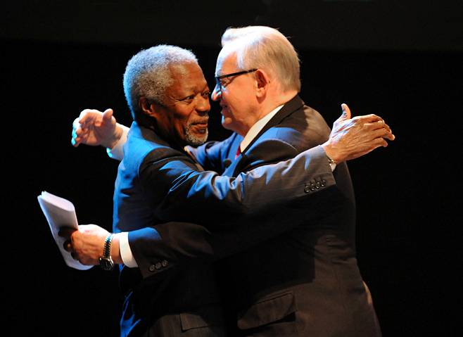 Martti Ahtisaari tapasi Helsingissä vuonna 2011 pidetyssä CMI:n kymmenvuotisseminaarissa YK:n pääsihteerin Kofi Annanin.
