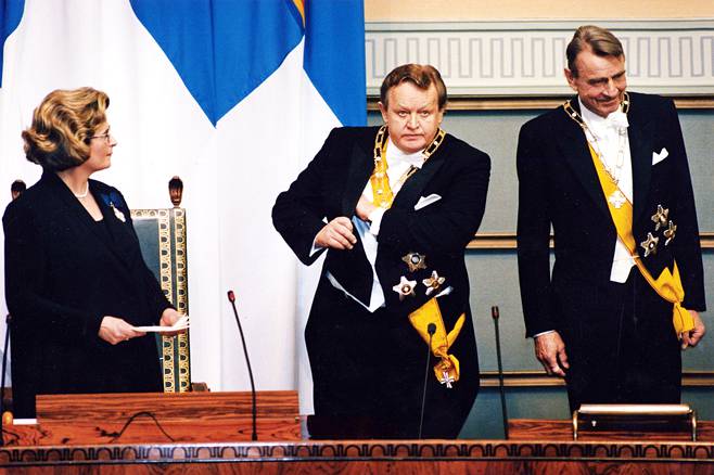 Presidentiksi valittu Martti Ahtisaari piti puheen eduskunnassa vannottuaan valan. Vieressä edeltäjä Mauno Koivisto ja eduskunnan puhemies Riitta Uosukainen.