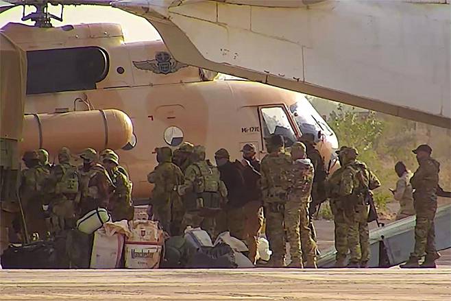 Venäläisiä palkkasotilaita nousi helikopterin kyytiin Malin pohjoisosassa. Päiväämätön kuva on Ranskan asevoimilta.